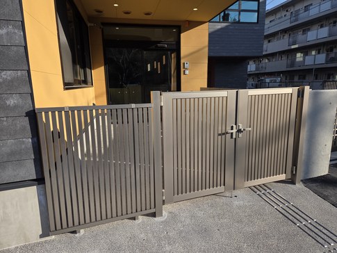 南こども園入口アルミ門扉設置工事後